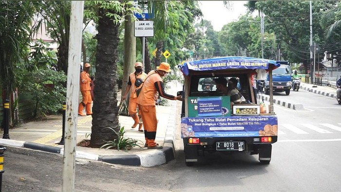 Tahu Bulat Ini Dibagikan Gratis untuk Orang Membutuhkan