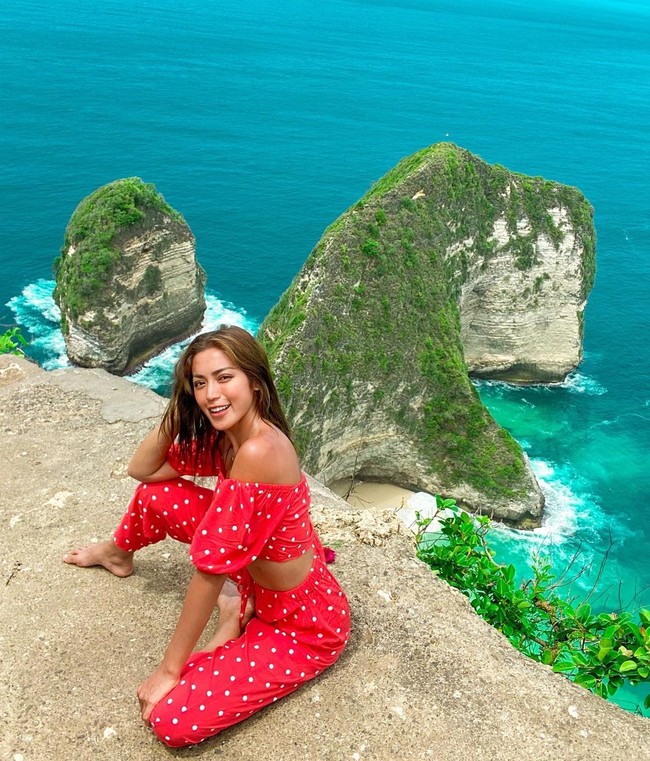 Sejak putus dari Richard Kyle, Jessica Iskandar alias Jedar memutuskan pindah ke Bali bersama buah hatinya, El Barack. Menurut aku Bali cocok sekali sama EL Barack, di Bali EL Barack belajar banyak tentang alam dan bagaimana cara mencintainya. Setiap berenang di laut kita selalu pungut sampah plastik di dalam laut dan buang ketempatnya!, tulis Jessica di Instagram. (Foto: Instagram)