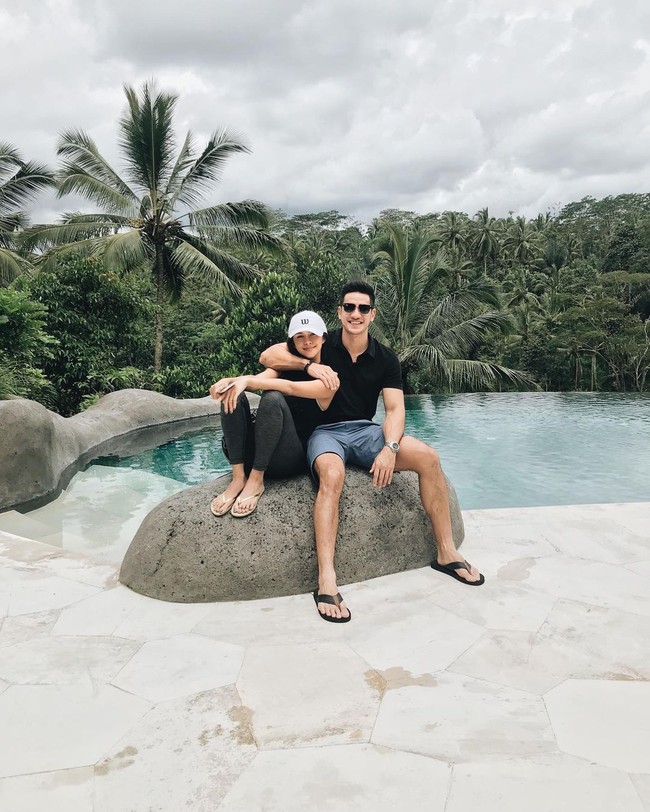 Pasangan artis Nana Mirdad dan Andrew White juga telah menjadikan Bali sebagai rumahnya sejak cukup lama. Bersama anak-anak, mereka tinggal di sebuah rumah berkonsep villa. (Foto: Instagram)