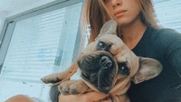 dan ia juga terlihat penyayang anjing. Foto: Instagram @alexandraurbi