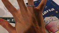 Momen ini diunggah Alexandra Perez, dengan caption 42 juta kali aku akan mengatakan iya, saat Alex Rins melamarnya. Seperti diketahui angka 42 juga jadi identitas Alex Rins di motor balap saat ini. Foto: Instagram @alexandraurbi