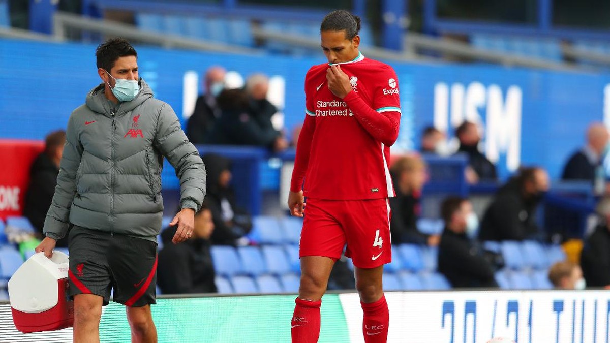 Virgil van Dijk telah menjalani operasi lutut akibat cedera parah usai diterjang Jordan Pickford (Foto: Getty Images/Catherine Ivill)