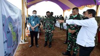 Wakil Menteri Pertahanan RI Sakti Wahyu Trenggono bersama Irjen Kemhan Letjen TNI Ida Bagus Purwalaksana dan didampingi oleh jajaran Kemhan meninjau lokasi tersebut, Senin (19/10). Foto: dok. Kemenhan