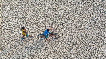 A Thirsty Earth karya Abdul Momin diambil menggunakan drone dan memperlihatkan tanah di Bangladesh yang retak karena kekeringan berkepanjangan. Foto: Abdul Momin/Weather Photographer of the Year 2020
