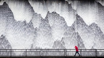 Dam Wet karya Andrew McCaren memperlihatkan air yang mengalir di dinding bendungan setinggi 21 meter di Wet Sleddale, Cumbria. Foto: Andrew McCaren/Weather Photographer of the Year 2020