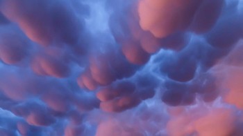Mammatus Outbreak karya Boris Jordan yang diambil di Frankfurt am Main di Jerman. Foto ini memperlihatkan mammatus, awan yang muncul bersama dengan badai besar. Foto: Boris Jordan/Weather Photographer of the Year 2020