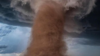 The Red Terror karya Tori Jane Ostberg. Foto ini memperlihatkan angin topan mengerikan yang melintasi pedesaan di Colorado, AS. Foto: Weather Photographer of the Year 2020