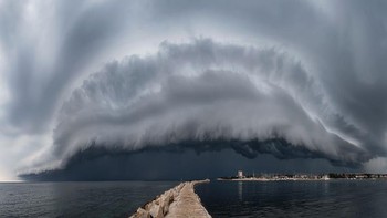 Monster karya Maja Kraljik terpilih menjadi runner up kedua. Foto ini memperlihatkan awan gulung di Umag, Kroasia. Foto: Maja Kraljik/Weather Photographer of the Year 2020