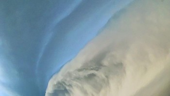 Runner up kategori ini dipegang oleh Emma Rose Karsten dengan Surfs Up. Foto ini diambil menggunakan iPhone XS dan memperlihatkan gulungan awan di St. Louis, AS. Foto: Emma Rose Karsten/Weather Photographer of the Year 2020