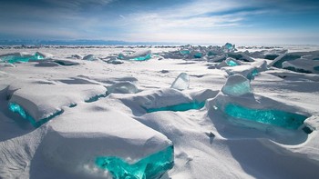 Juara favorit pilihan publik jatuh ke tangan Alexey Trofimov dengan karyanya Baikal Treasure. Foto ini memperlihatkan salju dan bebatuan es di Danau Baikal yang bercahaya karena sinar matahari. Foto: Alexey Trofimov/Weather Photographer of the Year 2020