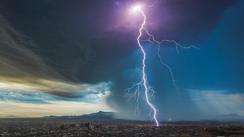 Posisi kedua dipegang oleh A Predawn Thunderstorm Over El Paso karya Lori Grace Bailey. Foto ini memperlihatkan badai yang menerjang kota El Paso, Texas. Foto: Lori Grace Bailey/Weather Photographer of the Year 2020