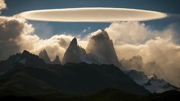 El Chaltén karya Francisco Javier Negroni Rodriguez memperlihatkan awan berbentuk UFO yang melayang di atas bebatuan di Argentina. Foto: Francisco Javier Negroni Rodriguez/Weather Photographer of the Year 2020
