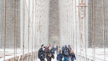 Blizzard karya Rudolf Sulgan menjadi juara umum kontes fotografi ini. Karyanya memperlihatkan Brooklyn Bridge di New York, AS saat badai salju parah sedang menerjang. Foto: Rudolf Sulgan/Weather Photographer of the Year 2020