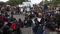 Aksi yang dimulai sejak siang berjalan damai dan tertib hingga sore hari.
