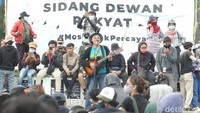 Sejumlah perwakilan masa menyampaikan orasinya dan ada juga yang menyanyi.