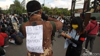 Penjual makanan dan minuman meraup keuntungan di tengah aksi demonstrasi.