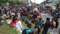 Mobil komando terlihat di tengah massa aksi.