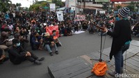 Aksi damai semakin menarik dengan iringan musik.