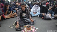 Ada juga lho dukun di tengah massa aksi.