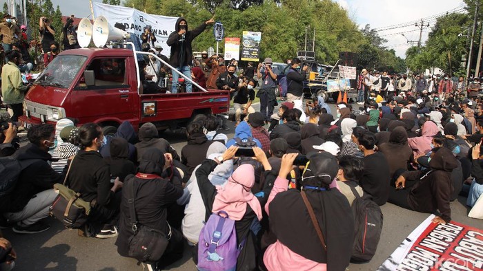 Demo tolak Omnibus Law di Yogyakarta berlangsung damai. Ratusan massa aksi berasal dari mahasiswa dan pelajar.