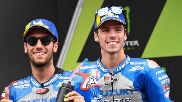 BARCELONA, SPAIN - SEPTEMBER 27: Alex Rins of Spain and Team Suzuki ECSTAR and Joan Mir of Spain and Team Suzuki ECSTAR (R) celebrate under the podium the podium at the end of the MotoGP race during the MotoGP of Catalunya: Race during the MotoGP of Catalunya at Circuit de Barcelona-Catalunya on September 27, 2020 in Barcelona, Spain. (Photo by Mirco Lazzari gp/Getty Images)
