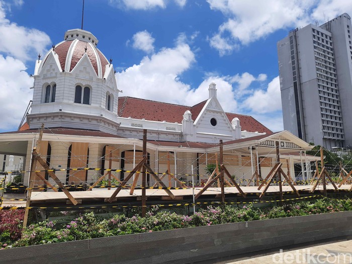 alun-alun suroboyo dipasang kawat berduri
