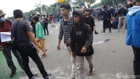 Tanpa protokol kesehatan, mereka tetap wara-wiri di kawasan Patung Kuda.