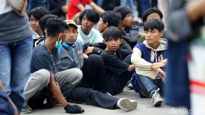 Massa aksi demo tolak Omnibus Law di kawasan Patung Kuda didominasi anak di bawah umur. Ini foto-fotonya.
