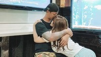 Sesekali mereka mengunggah foto mesra keduanya namun Angela Lee masih menutupi wajah suaminya itu. Dok. Instagram/angelalee87