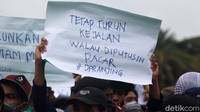 Barisan sakit hati para mahasiswa juga ditumpahkan ke dalam poster.