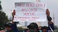 Seorang peserta aksi memamerkan poster nyeleneh dengan embel-embel Anya Geraldine.