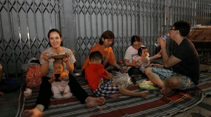 Tajir Melintir, 5 Artis Ini Tak Gengsi Makan di Warung Pinggir Jalan