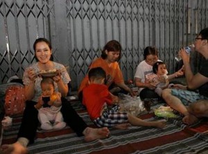 Konglomerat dan Artis yang Doyan Jajan di Kaki Lima