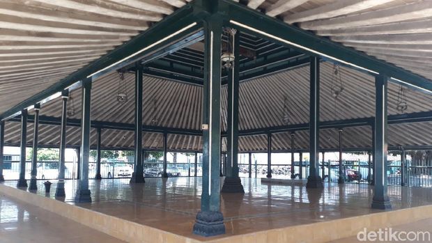 Bangunan Bangsal Magangan di dalam kompleks Keraton Yogyakarta sedang menjadi perbincangan hangat karena tersebar foto penampakan ular melingkari salah satu tiang atau pilar Bangsal Magangan.
