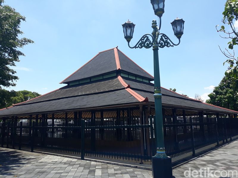 Bangunan Bangsal Magangan di dalam kompleks Keraton Yogyakarta sedang menjadi perbincangan hangat karena tersebar foto penampakan ular melingkari salah satu tiang atau pilar Bangsal Magangan.