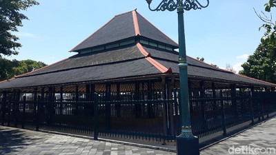 Potret Bangsal Magangan Keraton yang Viral Karena Pilarnya Dililit Ular