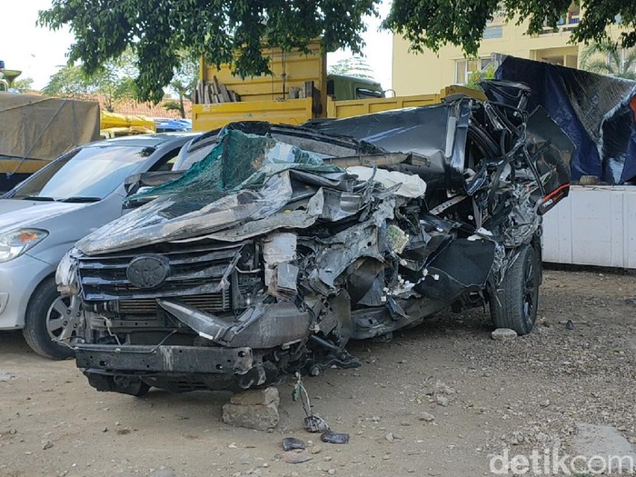 Ketua DPC Partai Gerindra sekaligus Wakil Ketua DPRD Kabupaten Pekalongan, Nunung Sugiantoro (40), tewas dalam kecelakaan di Tol Solo-Ngawi KM 542, Gondang, Sragen. Kondisi mobil yang ditumpanginya ringsek.