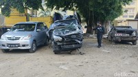 Bodi kiri mobil ringsek hingga terlihat terlipat ke bagian dalam. Dua roda depan terlepas, sementara kedua airbag tampak mengembang baik di bagian pengemudi maupun penumpang.  