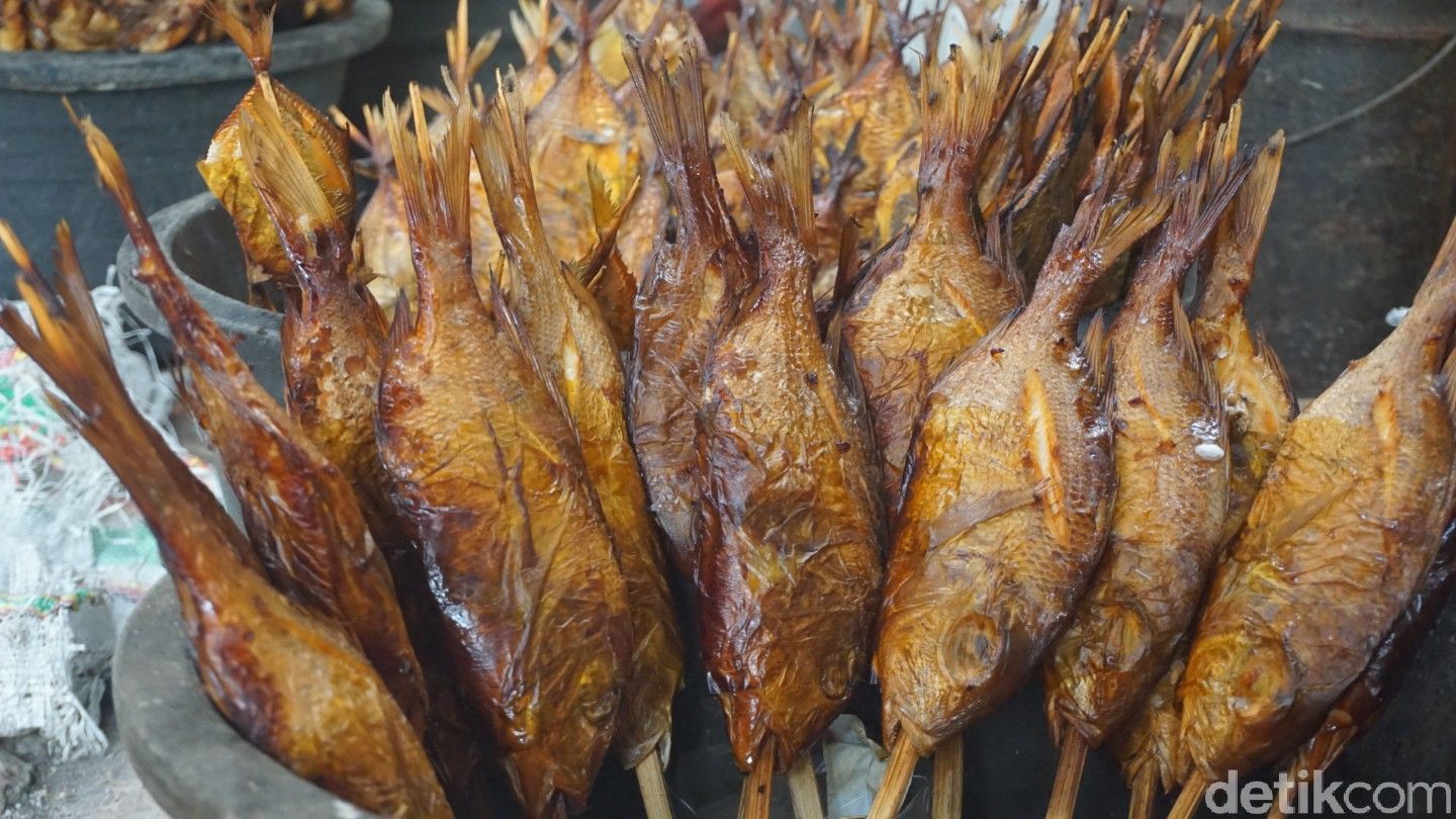 Olahan manyung menjadi salah satu ikan asap yang banyak digemari pasaran dengan produksi sekitar 15 ton per hari. Yuk, intip foto-fotonya.