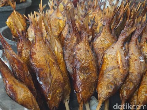 Olahan manyung menjadi salah satu ikan asap yang banyak digemari pasaran dengan produksi sekitar 15 ton per hari. Yuk, intip foto-fotonya.