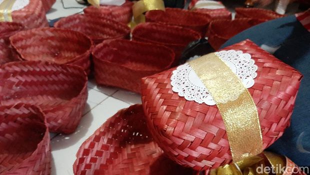 besek dari anyaman bambu disulap jadi barang bernilai tinggi