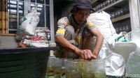 Menurutnya ikan cupang jenis halfmoon paling banyak diminati masyarakat. Menurutnya ikan tersebut memiliki tubuh yang cantik dengan warna-warna yang terang sehingga menarik minat untuk dipelihara.