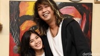 Bojes AFI dan Farida Estu saat ditemui di kafe miliknya di kawasan Duren Sawit, Jakarta Timur pada Senin (19/10). Pool/Noel/detikFoto.