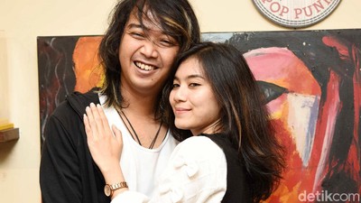 Kemesraan Bojes AFI dan Sang Istri