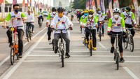 Menteri Perhubungan Budi Karya Sumadi sempat bersepeda santai di sela-sela acara launching layanan bagasi gratis bagi sepeda lipat pada JR Connexion.