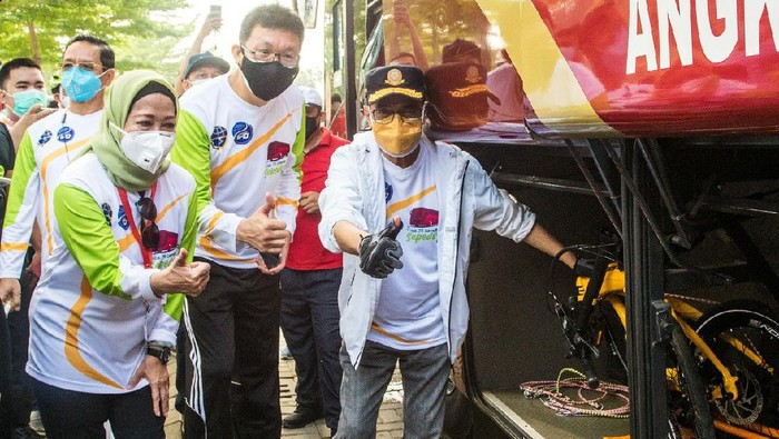 BPTJ Kemenhub Berikan Layanan Bagasi Gratis Sepeda Lipat Menteri Perhubungan Budi Karya Sumadi dan Kepala Badan Pengelola Transportasi Jabodetabek (BPTJ), Polana B. Pramesti, menghadiri kegiatan launching Layanan bagasi gratis bagi sepeda lipat pada JR Connexion, di Kawasan Jababeka Residence. Cikarang, Jawa Barat, Minggu (18/10/2020).