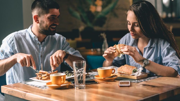 Bukan Romantis, Lampu Remang-remang di Restoran Bikin Makanan Tak Enak