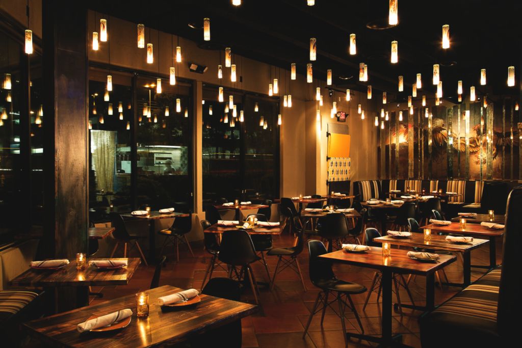 Bukan Romantis, Lampu Remang-remang di Restoran Bikin Makanan Tak Enak