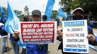Para demonstran juga membawa poster-poster tuntutan.
