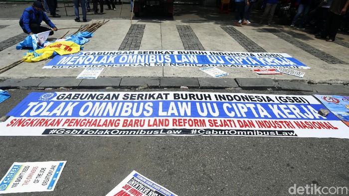 Aksi unjuk rasa menolak Omnibus Law UU Cipta Kerja kembali digelar hari ini. Kali ini demo dilakukan oleh massa buruh yang tergabung dalam GSBI di kawasan Istana Negara.